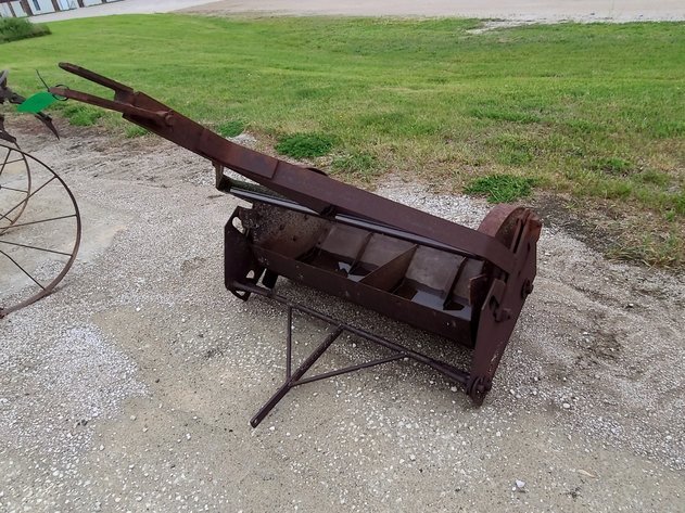 Image for FARMALL 460 TRACTOR & ANTIQUE MACHINERY TIMED ONLINE ONLY AUCTION!