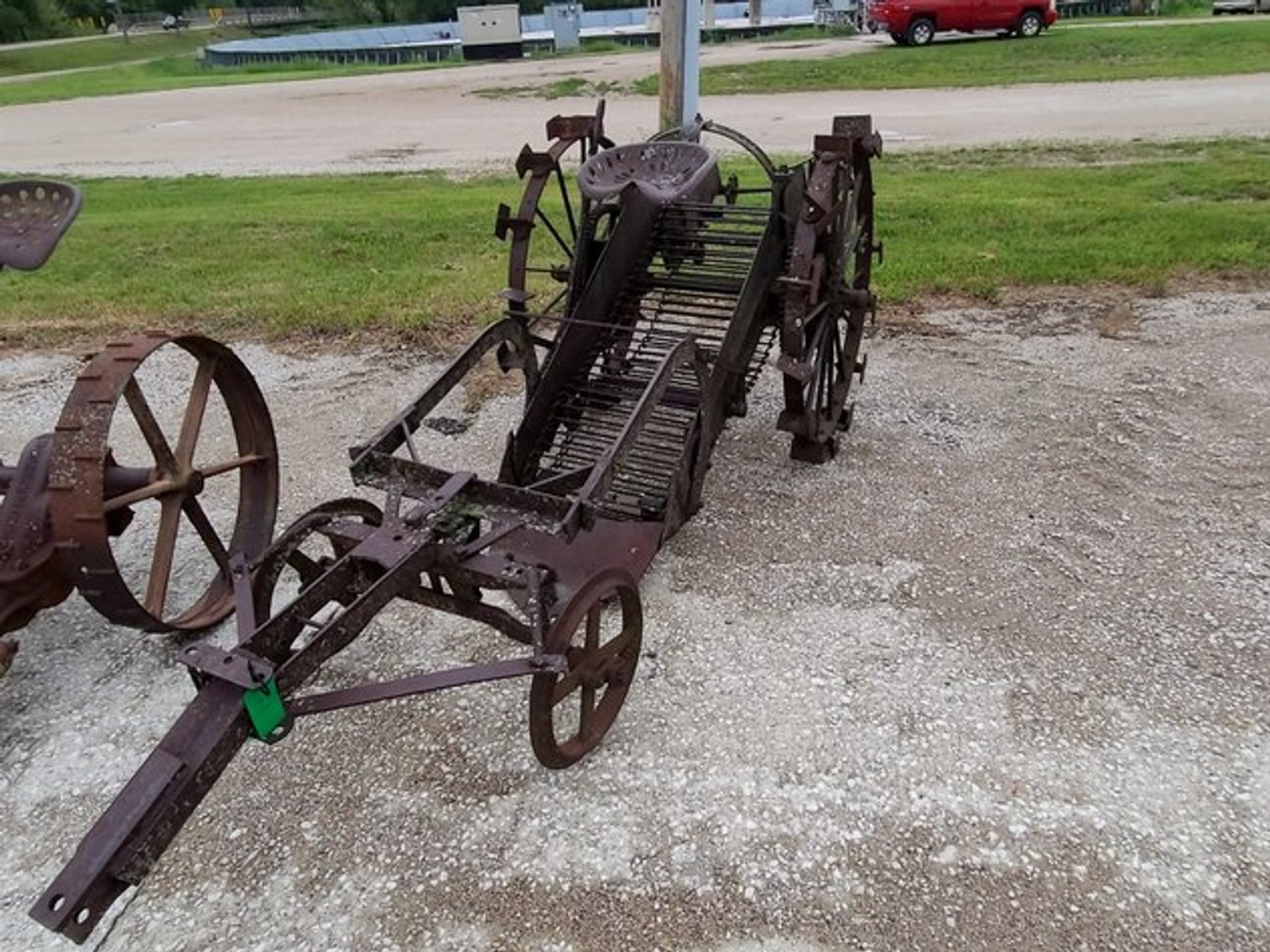 Image for FARMALL 460 TRACTOR & ANTIQUE MACHINERY TIMED ONLINE ONLY AUCTION!