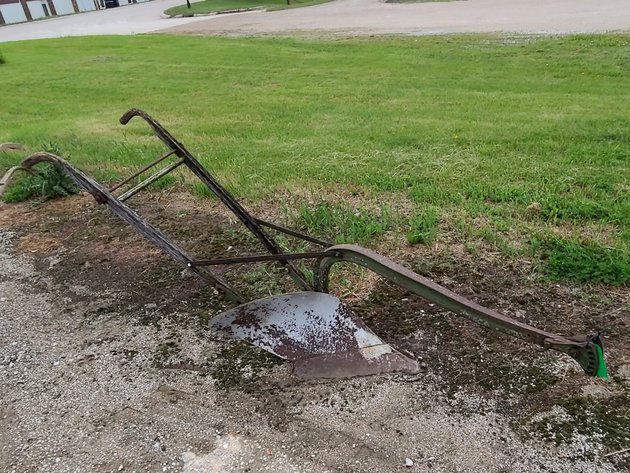 Image for FARMALL 460 TRACTOR & ANTIQUE MACHINERY TIMED ONLINE ONLY AUCTION!