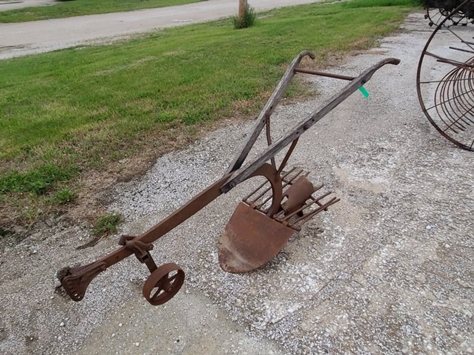 Image for FARMALL 460 TRACTOR & ANTIQUE MACHINERY TIMED ONLINE ONLY AUCTION!