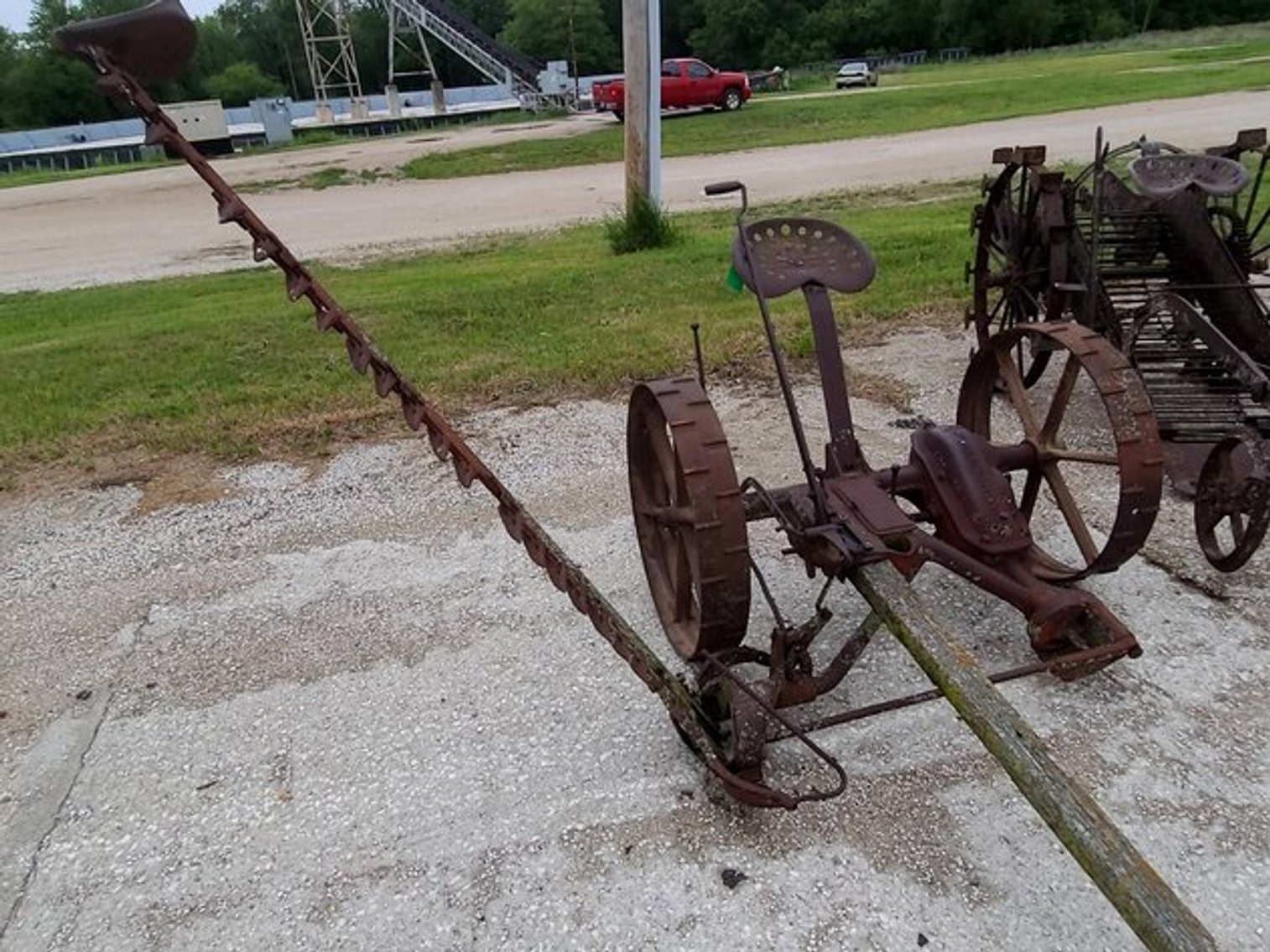 Image for FARMALL 460 TRACTOR & ANTIQUE MACHINERY TIMED ONLINE ONLY AUCTION!