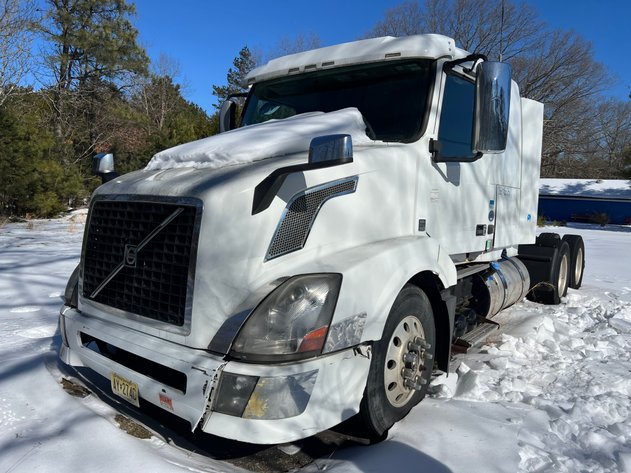 2015 Volvo VNL 400 Tandem Axle, Sleeper Cab, Truck Tractor