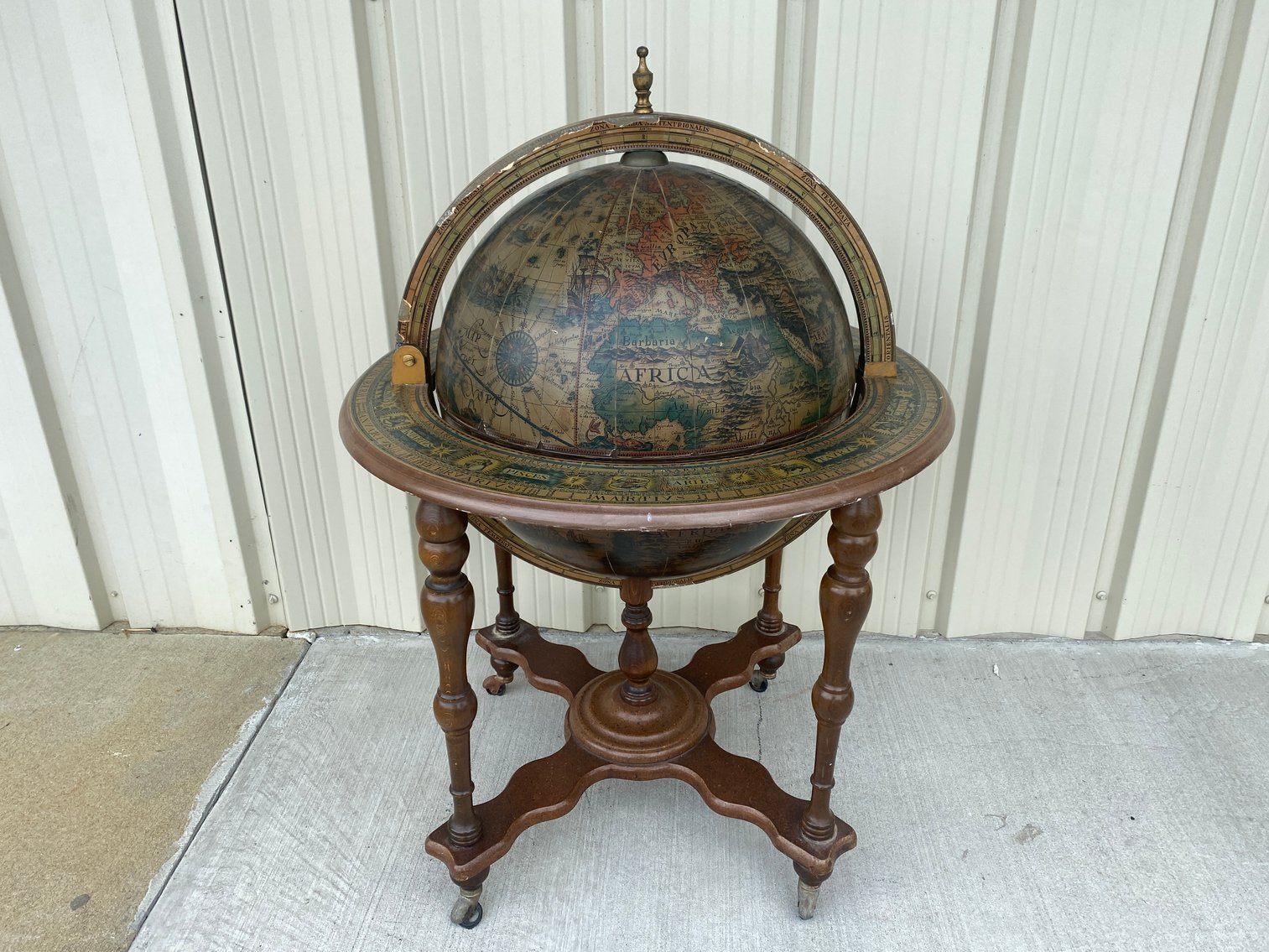 Image for August Gallery Auction #1 – Antique Furniture, Vintage and Antique Collectibles, China, Framed Artwork, Sewing Supplies, Vintage Toys, Kitchenware and More!