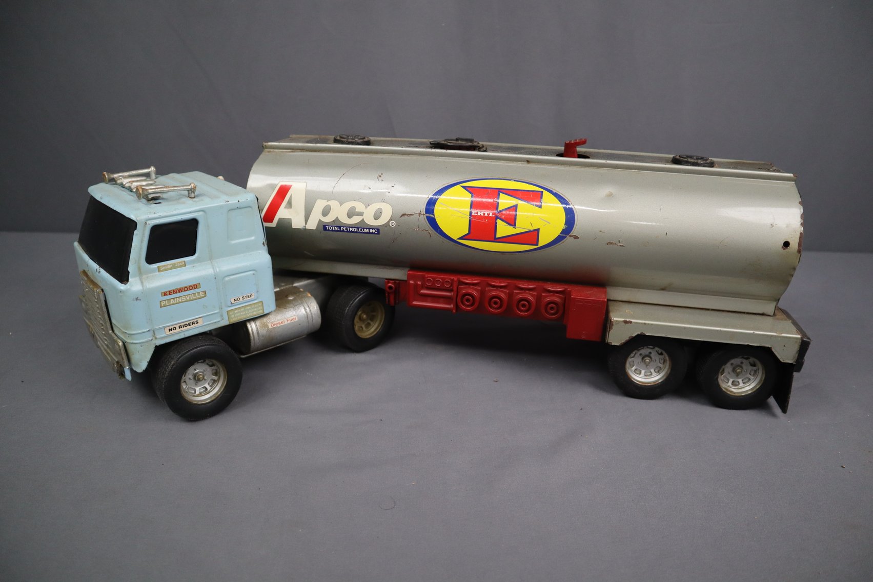 Image for January Gallery Auction – Vintage and Antique Collectibles, Furniture, Thermometers and More!