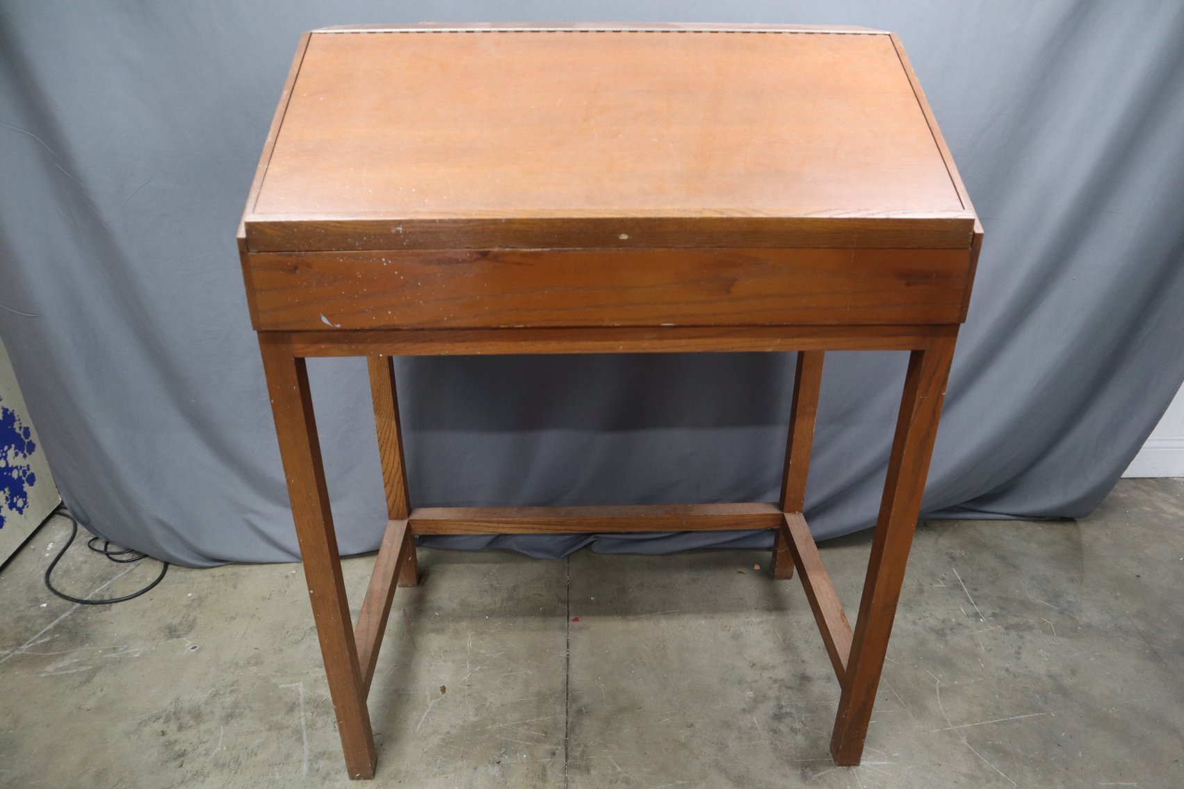 Image for January Gallery Auction – Vintage and Antique Collectibles, Furniture, Thermometers and More!