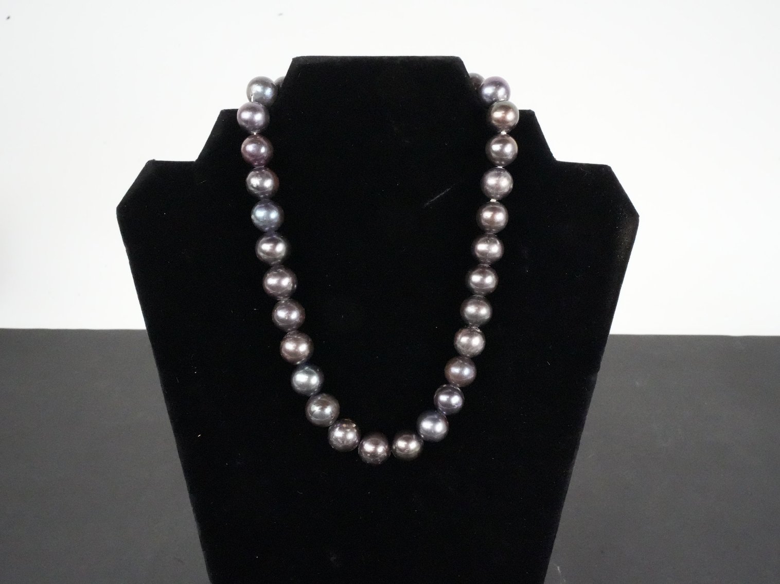 Image for Gold, Diamond and Pearl Jewelry, Artwork, Vintage Furniture, Home Decor, and More!