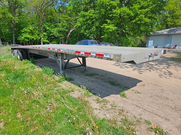 Image for 2020 Peterbilt 567 Sleeper Tractor & (2) 2021 Transcraft Alum SE 48' Flatbed Trailers