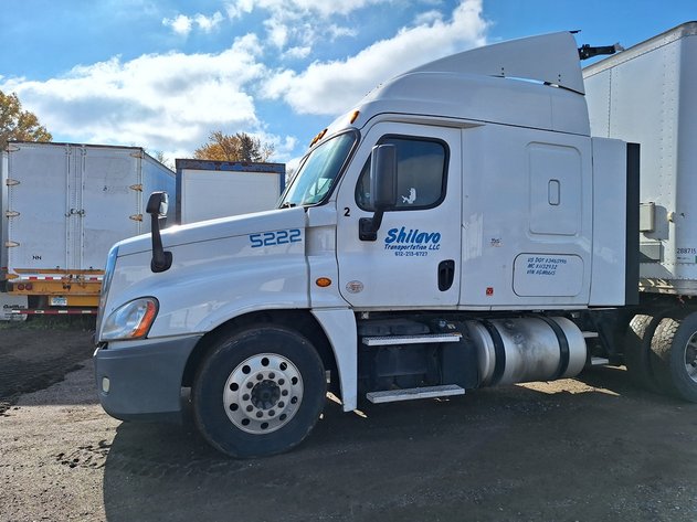 Image for 2015 Freightliner Semi & 2008 Wabash 53' Trailer