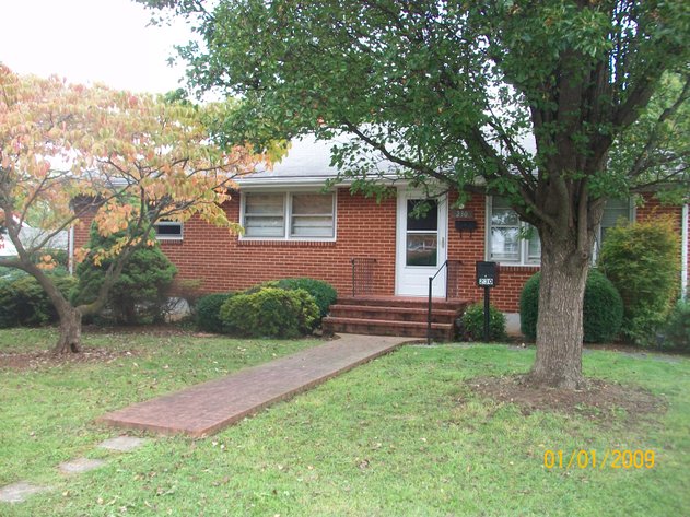 Image for REAL ESTATE - ONLINE & LIVE - A 1,952' HOUSE ON 0.23 ACRES - ROANOKE VA