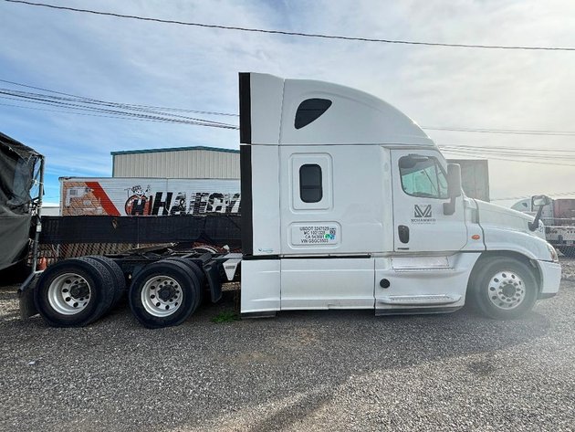 Image for Kenworth & Freightliner Trucks plus 53' Dry Van Trailer