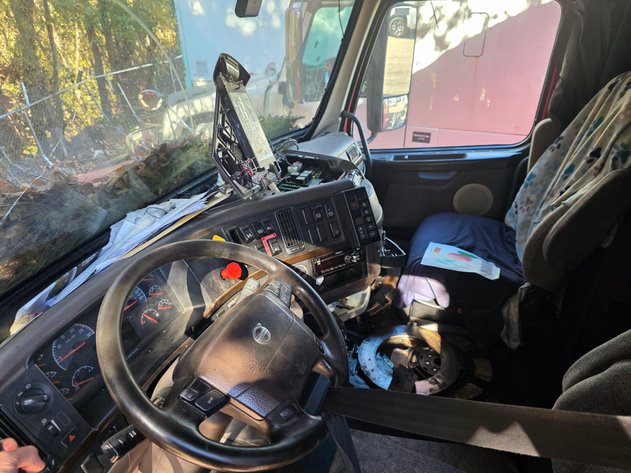 Image for Bank Owned Volvo Semi Trailer Sleeper Trucks