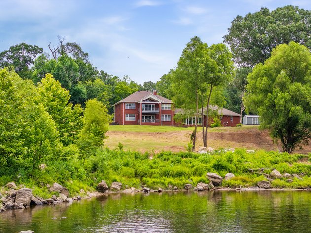 OUACHITA RIVERFRONT NO RESERVE HOME & 7± ACRE DEVELOPMENT LAND AUCTION | MALVERN, AR