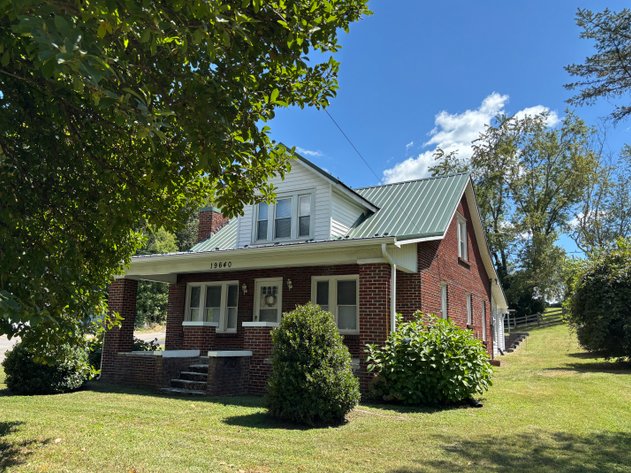 19640 TUCKAWAY DR.  ABINGDON, VA 24210