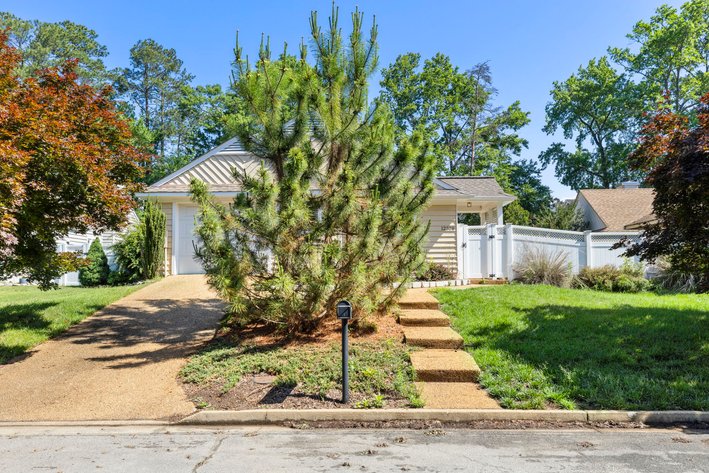 Image for Henrico Single-Level End-Unit Townhome Real Estate Auction | 12308 California Dr | Opening Bid Only $250,000