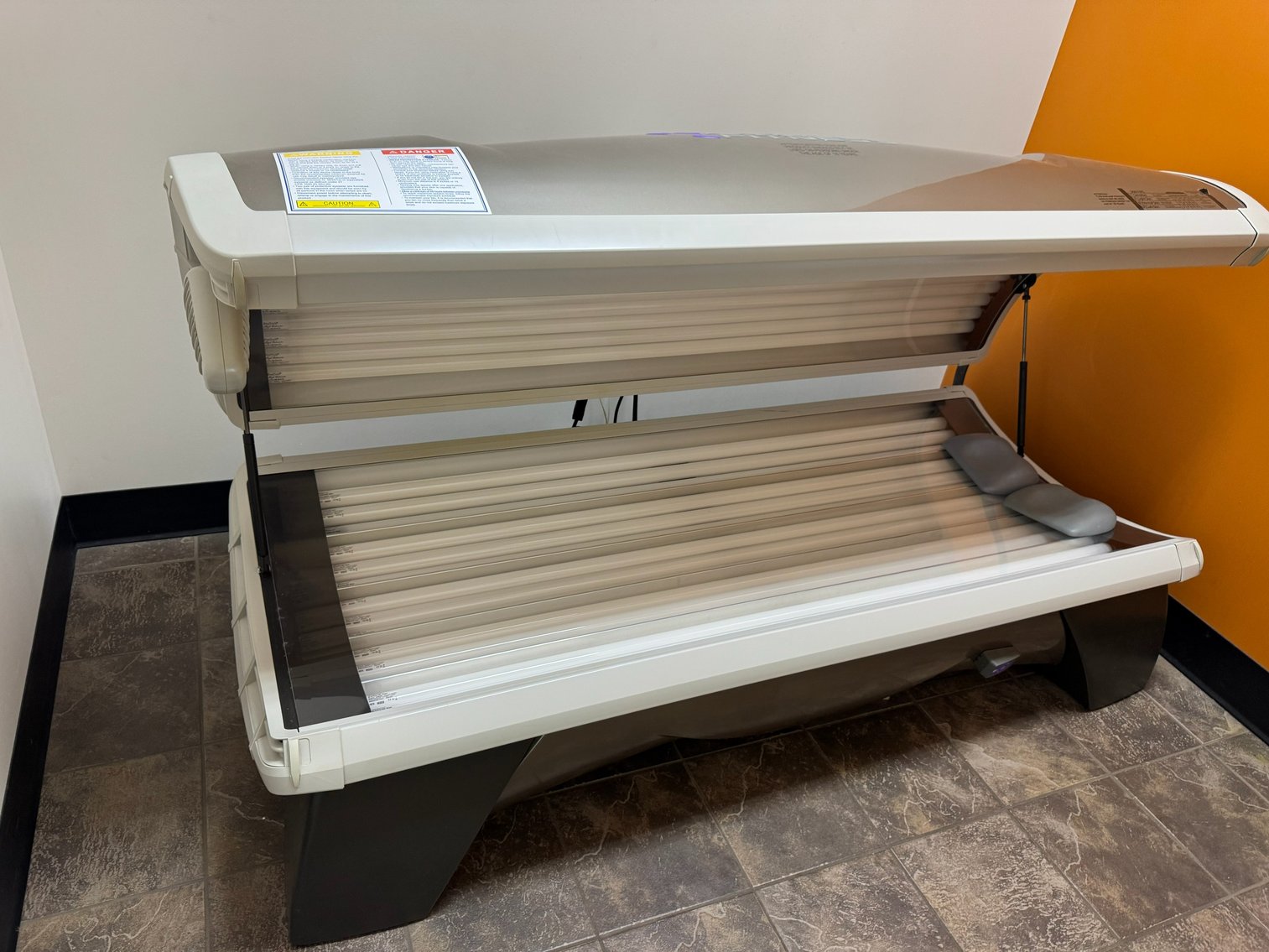 Image for Portsmouth, OH -- Gym Equipment Auction, Commercial-Grade Equipment, Dumbbells, Weight Benches, Treadmills, Tanning Bed & More!