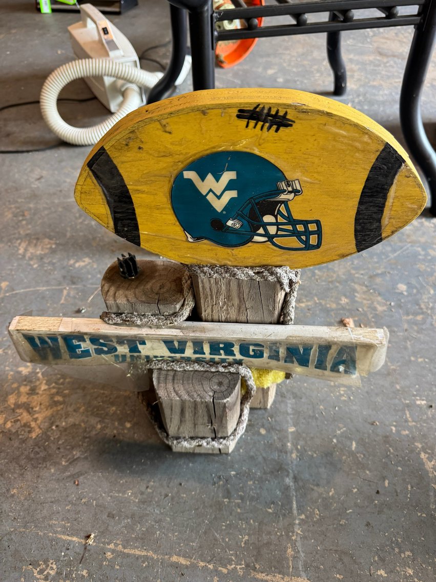 Image for Beckley, WV -- Dodge Dakota, Furniture, Tools, Lawn Care, Juke Box, Lamps, Antiques, Air Compressors, Generator and MORE!