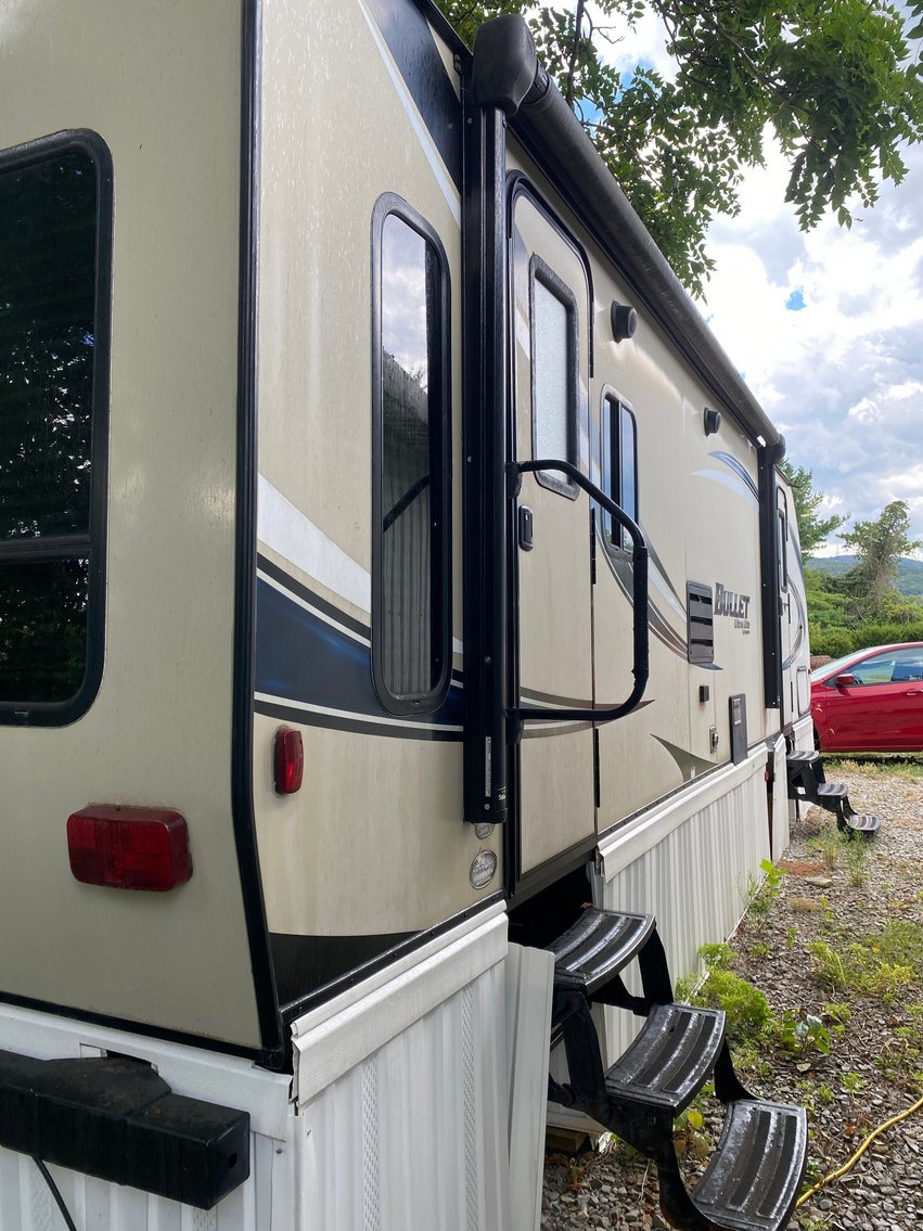 Image for Hopwood, PA - 2017 Keystone Bullet Ultra-Lite Camper, Model 269 R.L.S., 27-feet