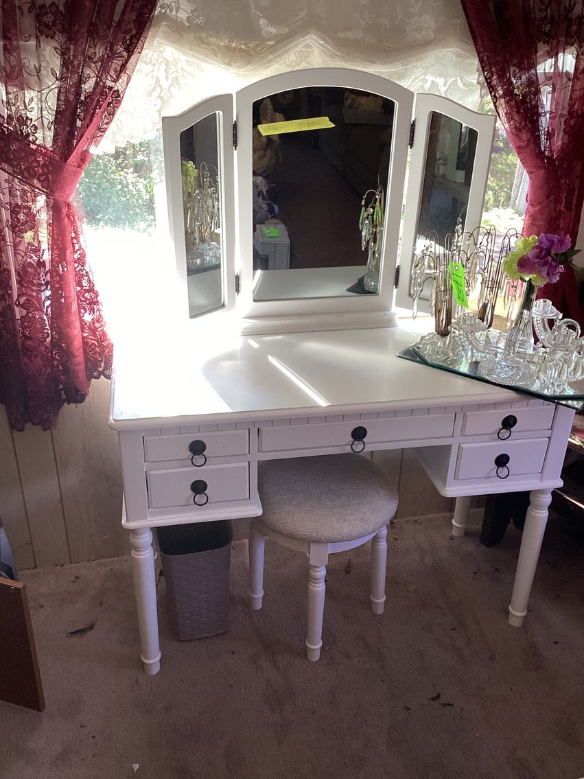 Image for Uniontown, PA – Online Estate Auction: Antique Dolls, Furniture, Glassware and More!