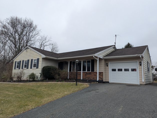 4 BR, 3 BA BRICK & SIDED RANCHER 0.82 +/- AC LOT