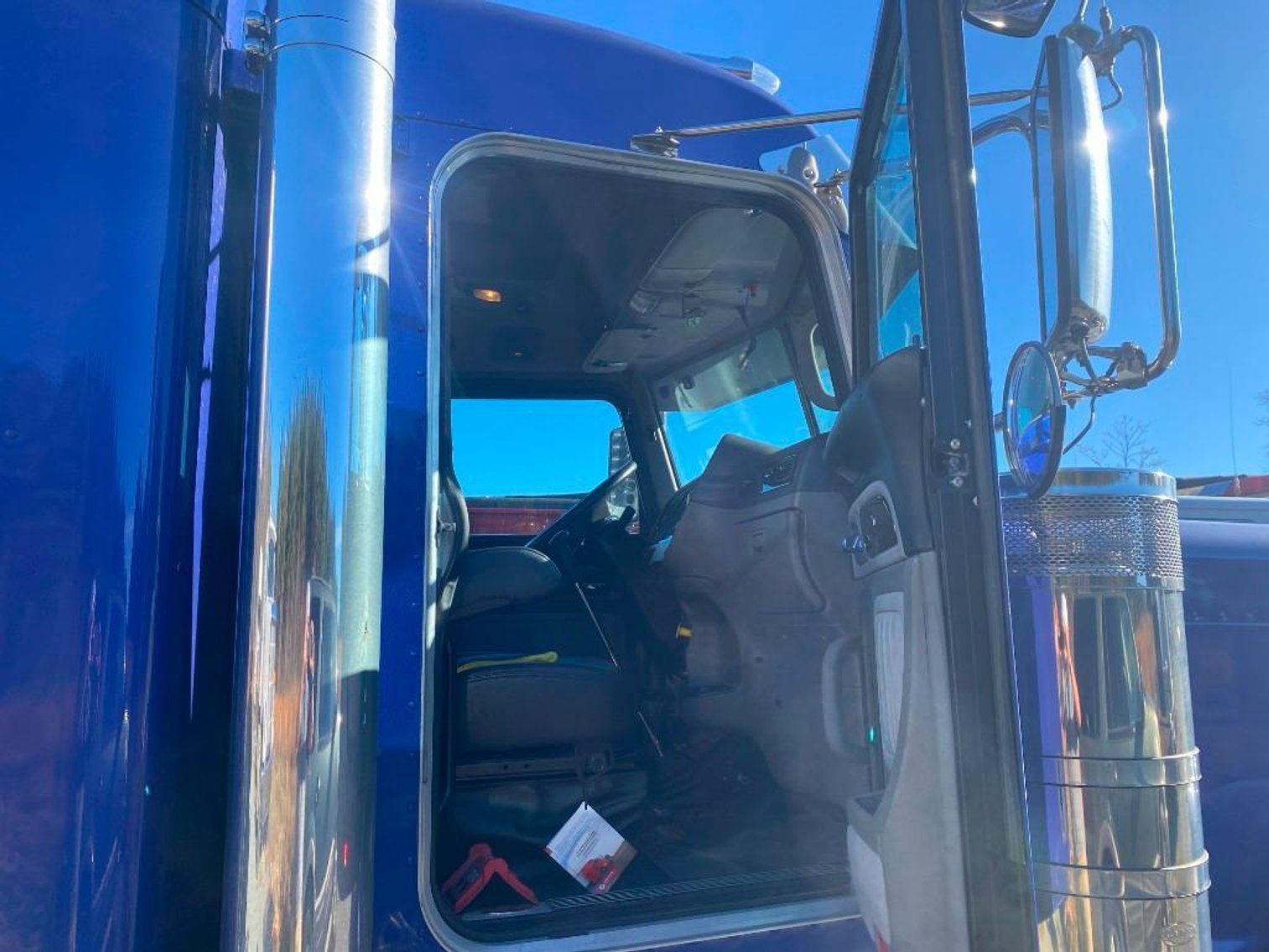 Image for Bankruptcy Court Ordered: 2022 Peterbilt 389 Sleeper Cab Road Tractor