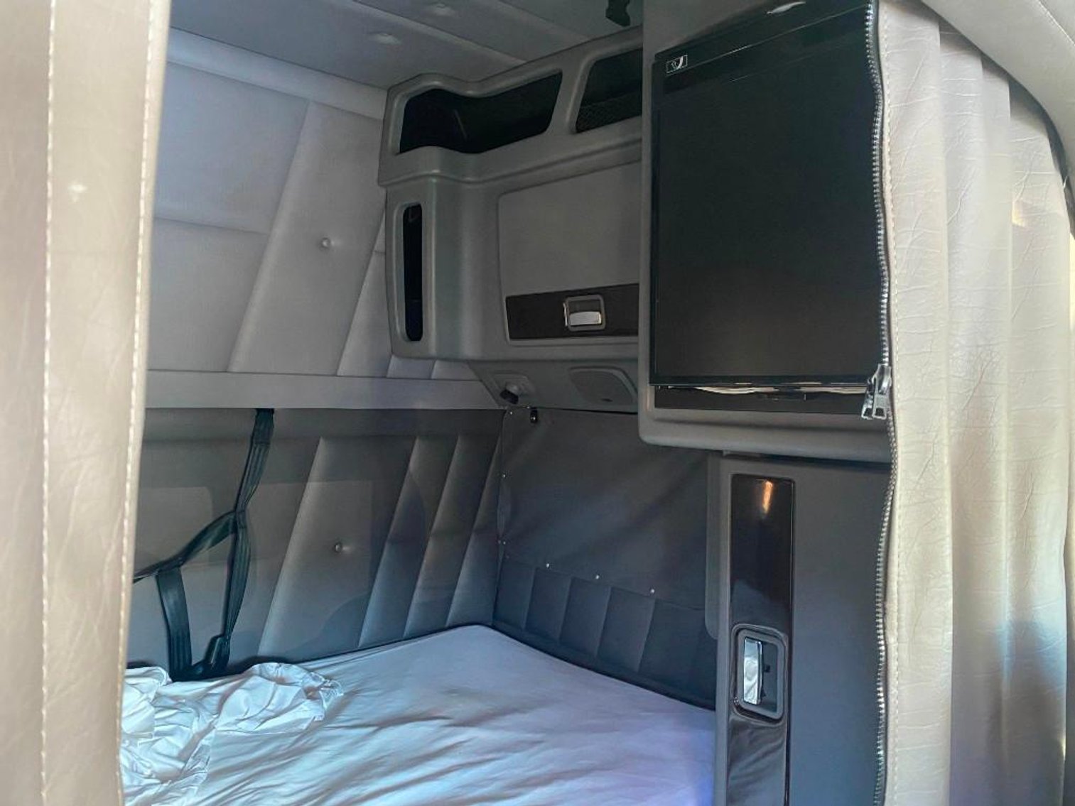 Image for Bankruptcy Court Ordered: 2022 Peterbilt 389 Sleeper Cab Road Tractor