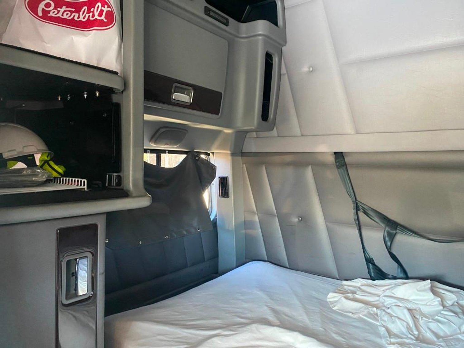 Image for Bankruptcy Court Ordered: 2022 Peterbilt 389 Sleeper Cab Road Tractor