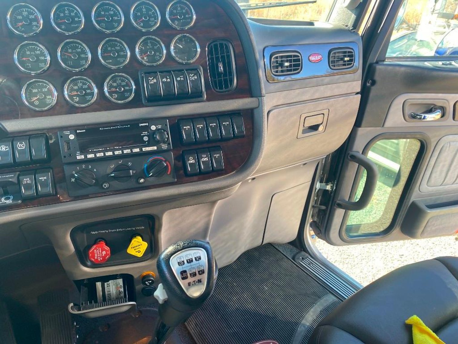 Image for Bankruptcy Court Ordered: 2022 Peterbilt 389 Sleeper Cab Road Tractor