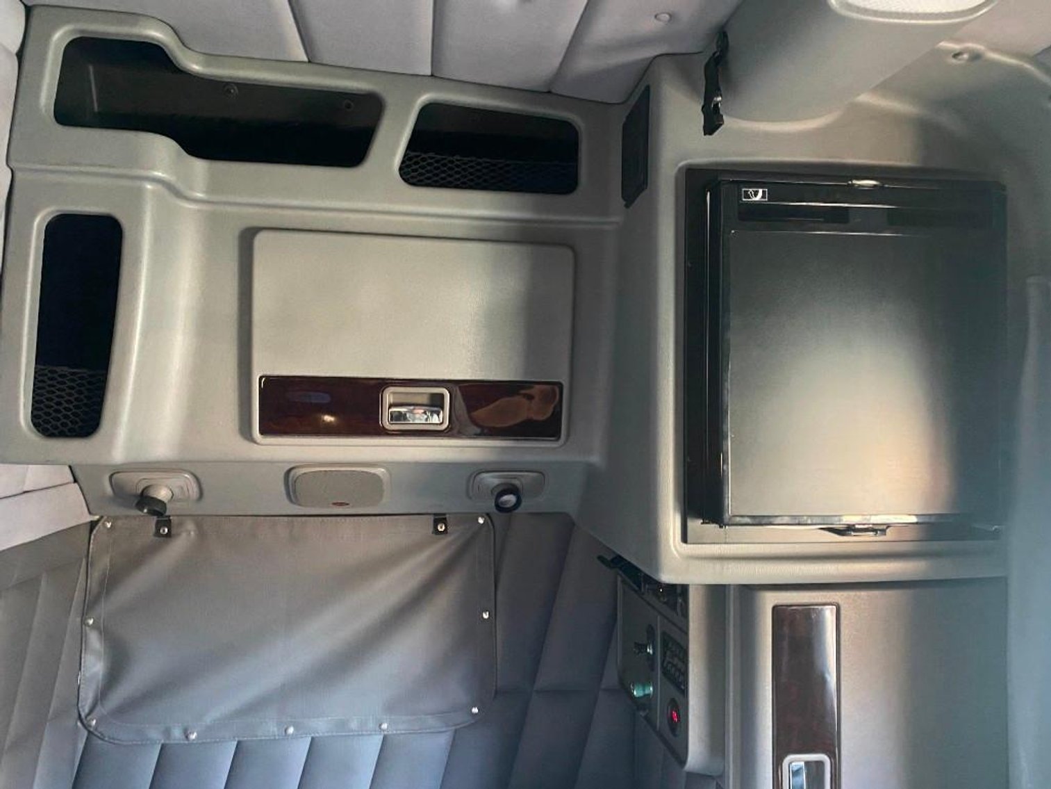 Image for Bankruptcy Court Ordered: 2022 Peterbilt 389 Sleeper Cab Road Tractor