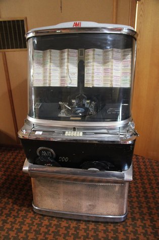 Image for Retro Revival: Vintage Decor & Collectibles Auction