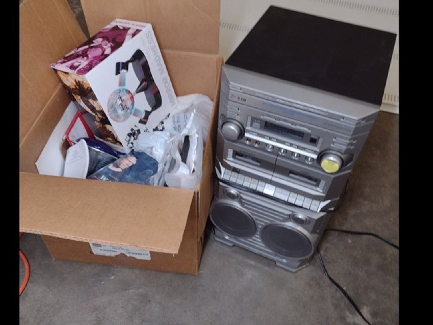 Image for #33-Music, stage lighting, kitchen appliances Online Auction