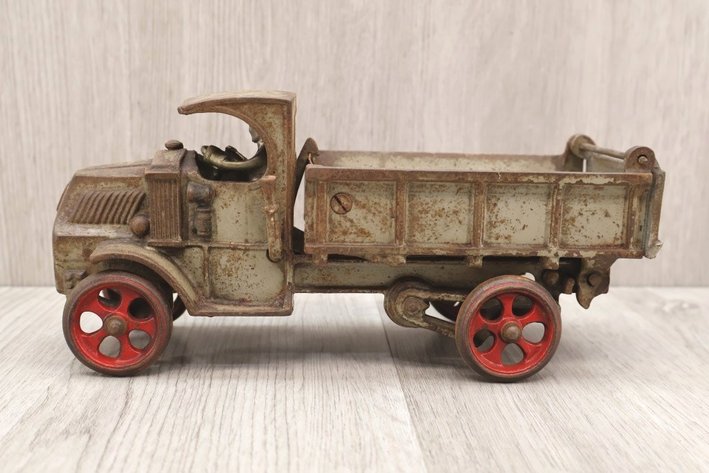 Image for Amazing Cast Iron Toy & Cast Iron Stove ONLINE ONLY Auction