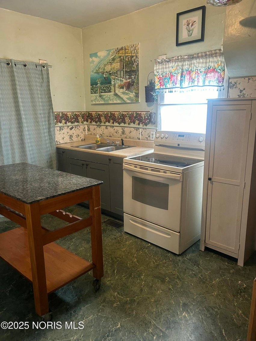 Image for MINIMUM BID AUCTION $40,000! 245 Plymouth St