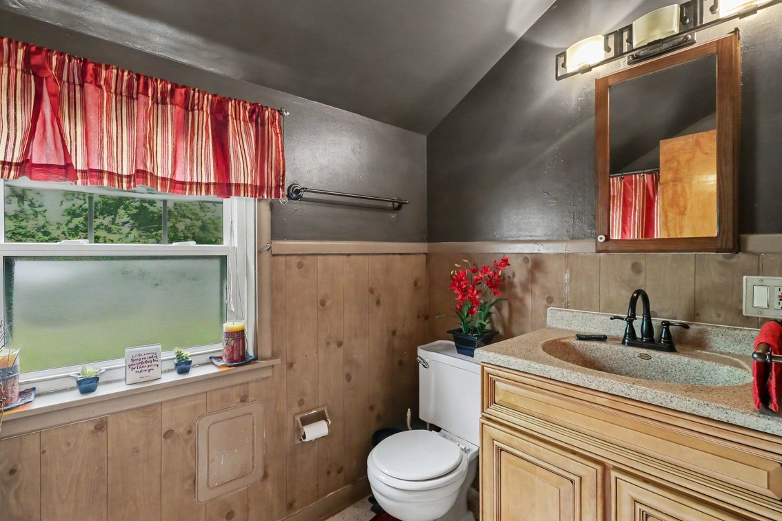 Image for MINIMUM BID AUCTION $75,000! 1204 Hawk St