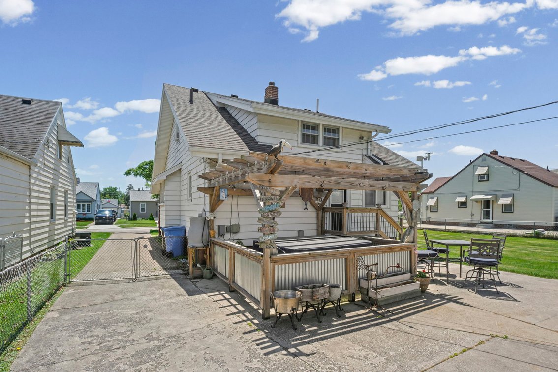 Image for MINIMUM BID AUCTION $99,000! 2559 106th St