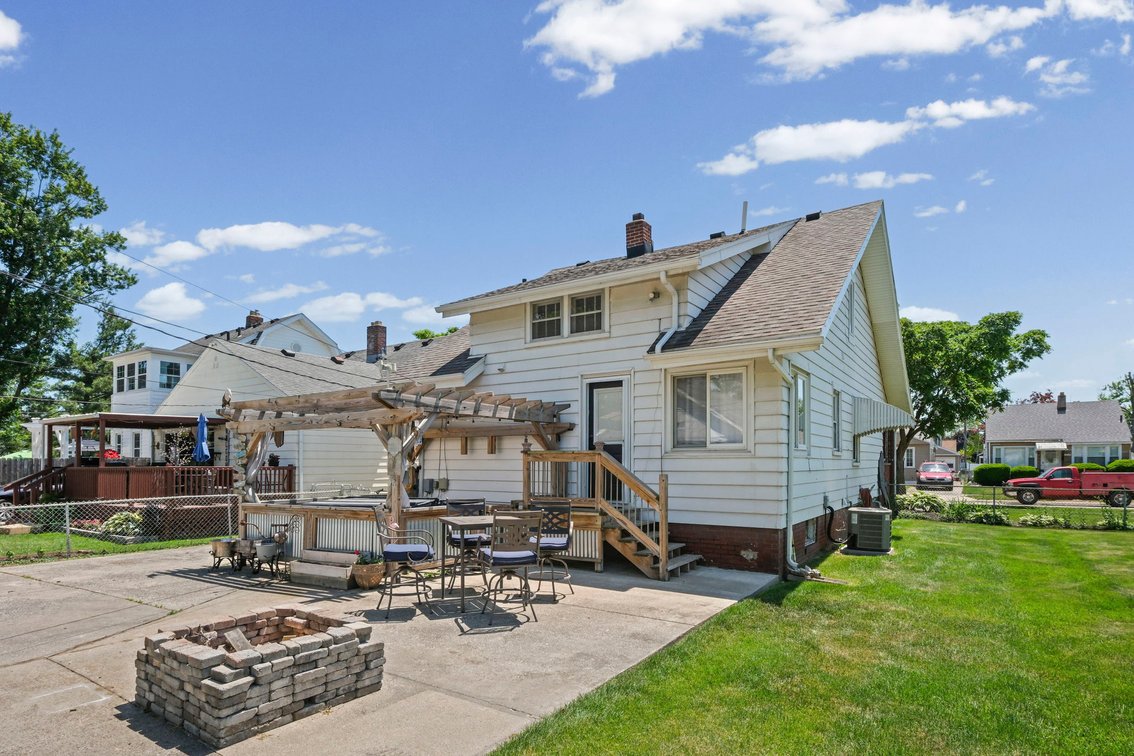 Image for MINIMUM BID AUCTION $99,000! 2559 106th St