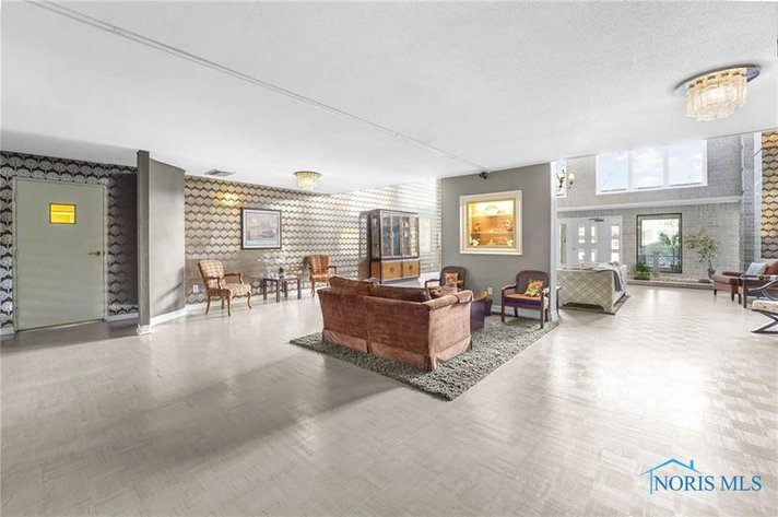 Image for MINIMUM BID AUCTION $110,000! 4343 W. Bancroft St # 4G