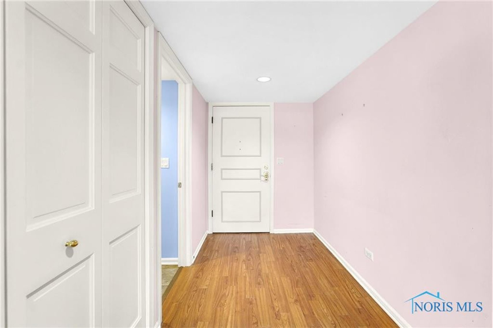 Image for MINIMUM BID AUCTION $110,000! 4343 W. Bancroft St # 4G
