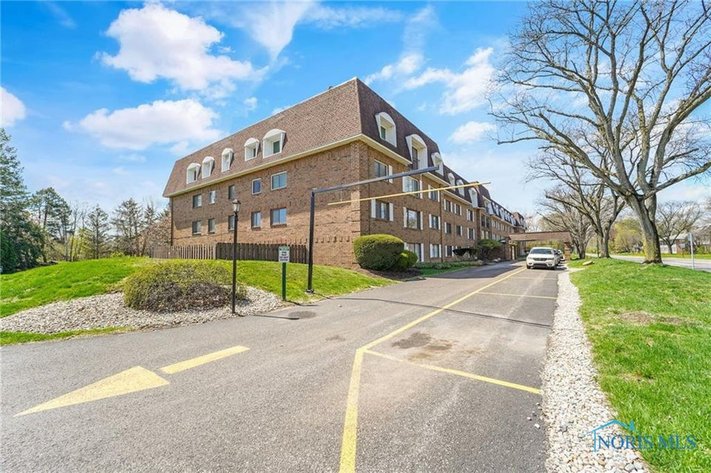 Image for MINIMUM BID AUCTION $110,000! 4343 W. Bancroft St # 4G