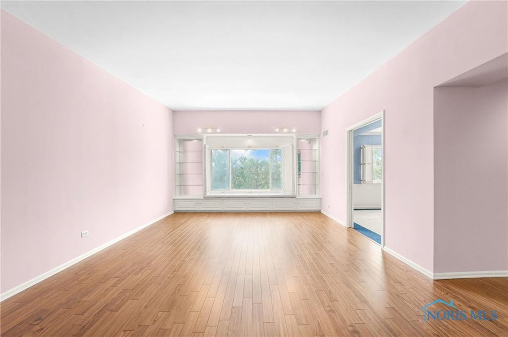 Image for MINIMUM BID AUCTION $110,000! 4343 W. Bancroft St # 4G