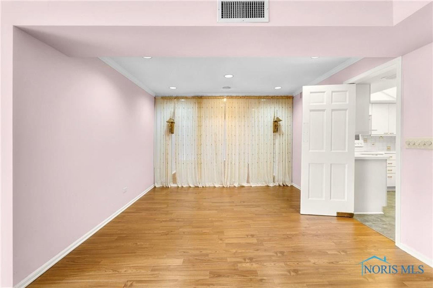 Image for MINIMUM BID AUCTION $110,000! 4343 W. Bancroft St # 4G