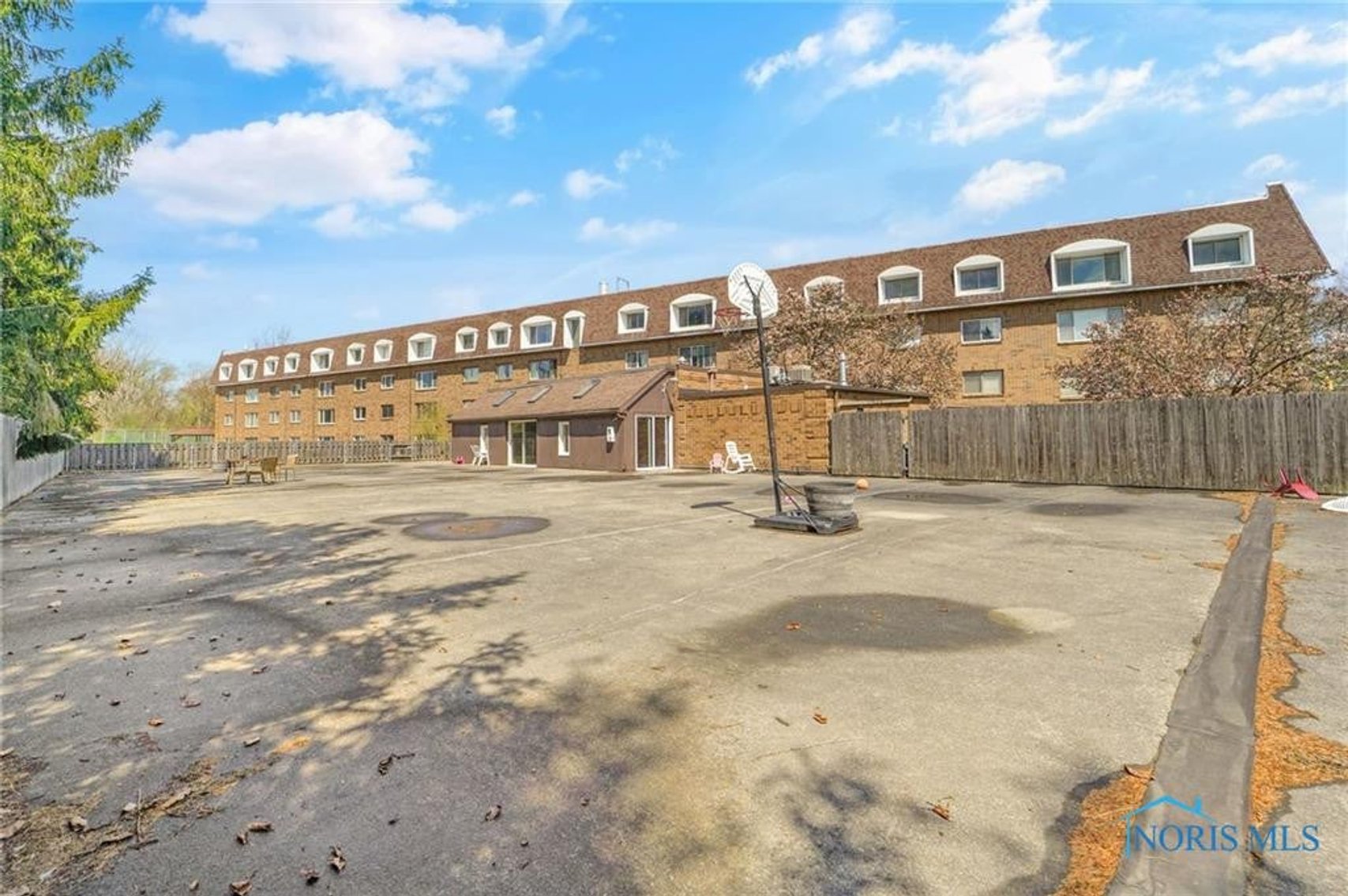 Image for MINIMUM BID AUCTION $110,000! 4343 W. Bancroft St # 4G