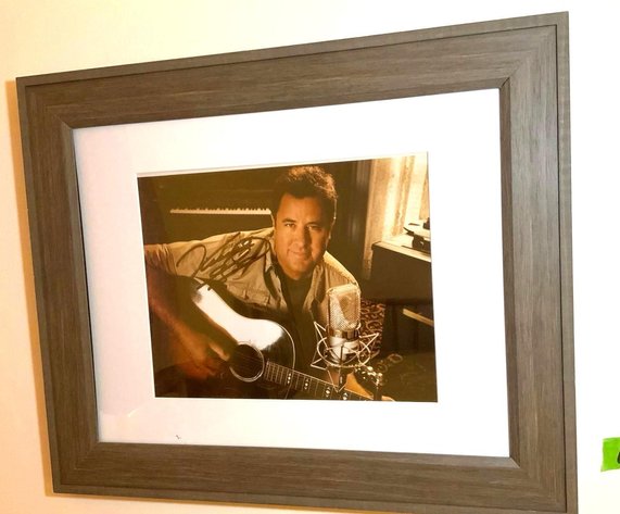 Image for Vince Gill Items, Flatscreen TV's, Pyrex, Household Items, Furniture
