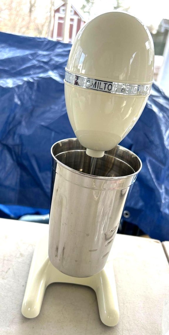 Image for Vince Gill Items, Flatscreen TV's, Pyrex, Household Items, Furniture