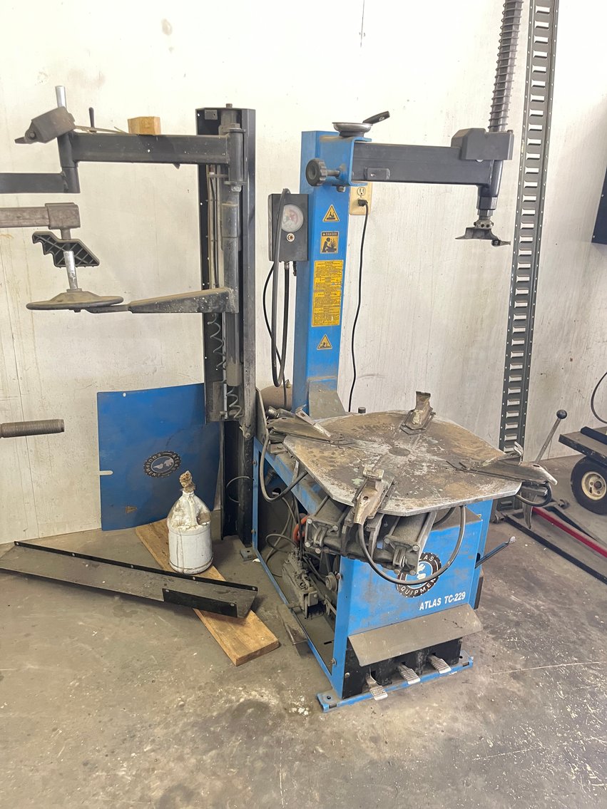 Image for New Holland Tractor, Ferris Zero Turns, Horse Trailer, 3 Point Implements, Race Car Balancer, Tools - Virtual Auction