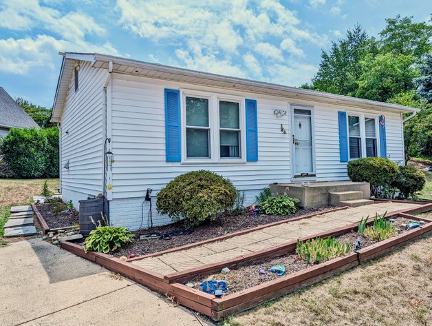 2 BR/2 BA Home in Oak View Neighborhood of Leesburg, VA--SELLING to the HIGHEST BIDDER!!