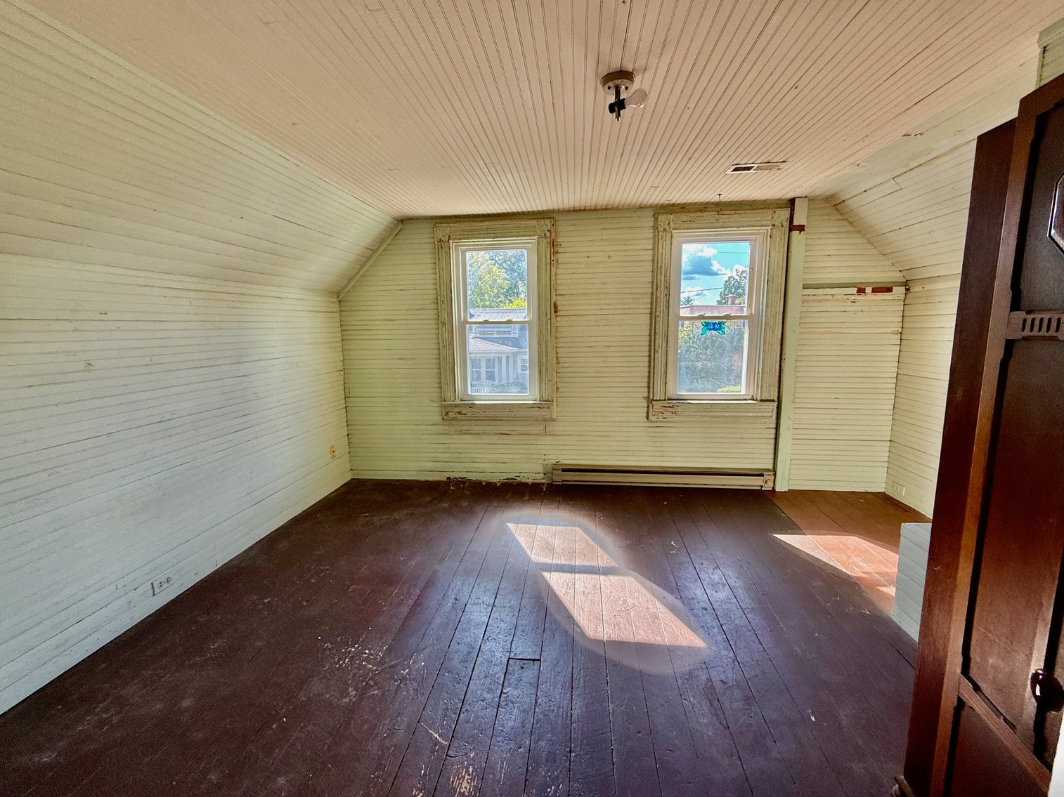 Image for 4 BR/2 BA Home Nestled Between Monroe Bay & The Potomac River in Downtown Colonial Beach, VA--SELLING to the HIGHEST BIDDER via ONLINE ONLY BIDDING!!