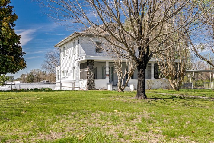 4 BR/2 BA Home on 1.45 +/- Acres in the Town of Crewe, VA (Nottoway County)--SELLING to the HIGHEST BIDDER via ONLINE ONLY BIDDING!!