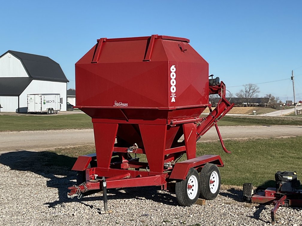 Feed trail 6000A portable bulk bin with auger