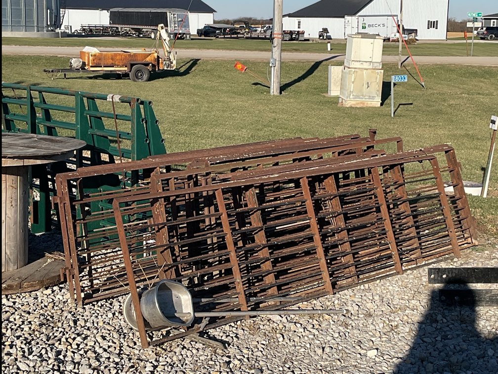 (13) pig gates