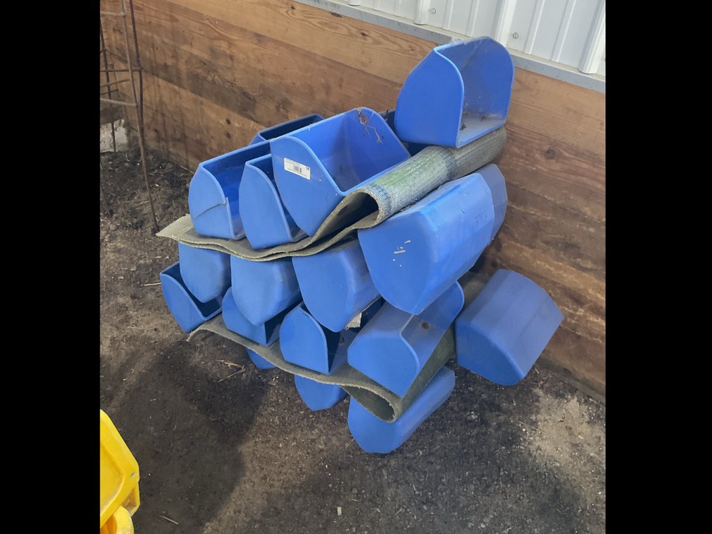 Feed pans 